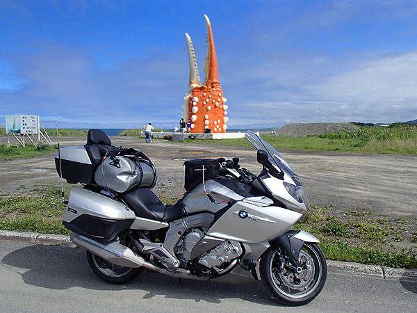 カニの爪のモニュメント前で記念撮影